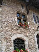 Perouges, Rue des Rondes (face a la Rue du For), Fenetre medievale